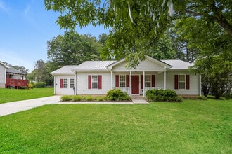 Building Photo - Fantastic 3bd/2ba home! Coming soon!