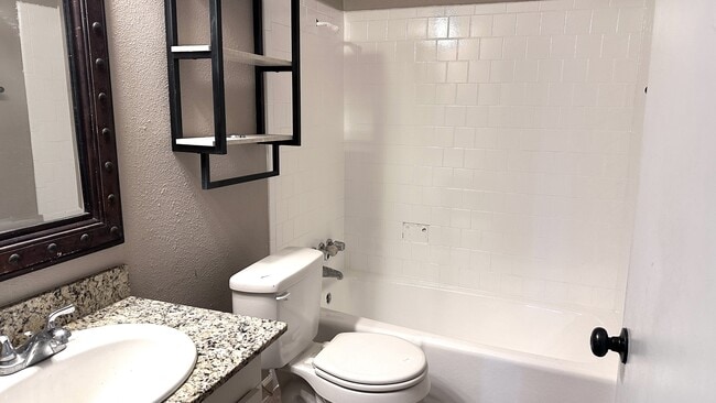 Building Photo - 1932 Hidden Way