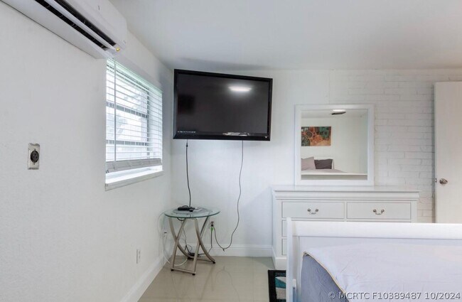 Building Photo - 11450 SW 17th St