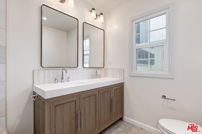 Building Photo - 405-404 Shirley Pl