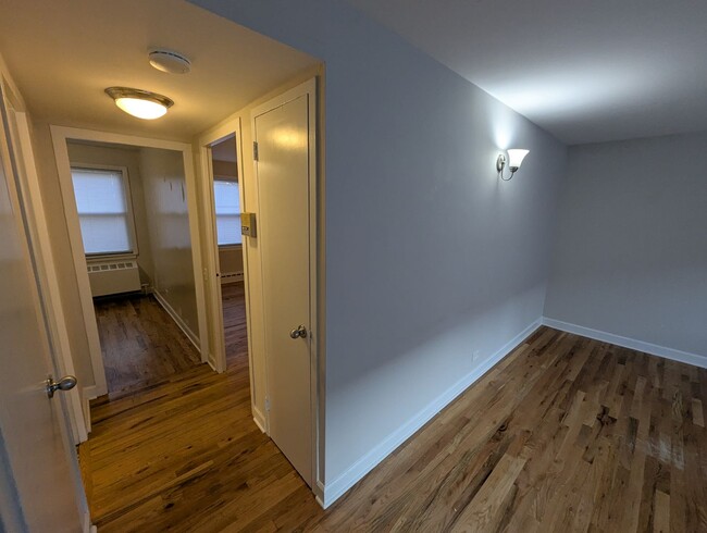 Building Photo - Ravenswood Renovated One Bedroom