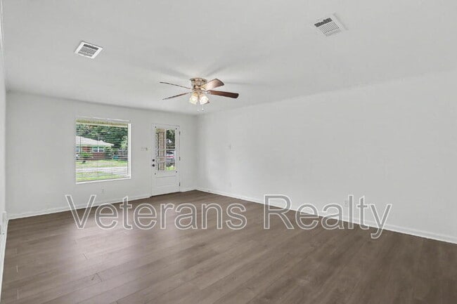 Building Photo - 111 Valentine Dr