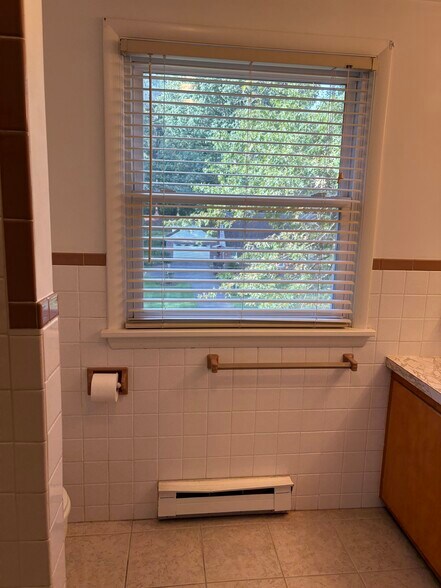 2nd Floor Bathroom - 60 Leaman Rd