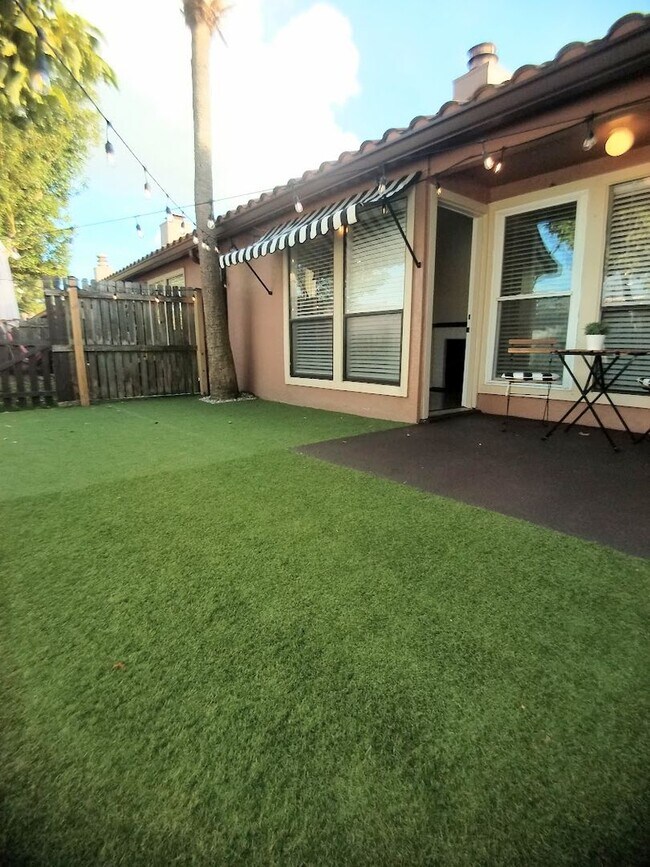 Building Photo - Beautiful 2/2 Towhhouse Feel Condo  x Rent...