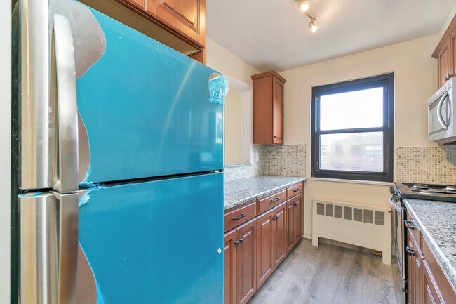 Building Photo - 2335 Hudson Terrace