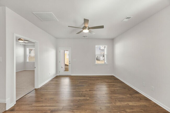 Building Photo - 512 Serena Trl