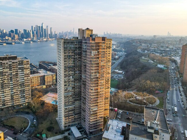 Building Photo - 6040 BLVD E