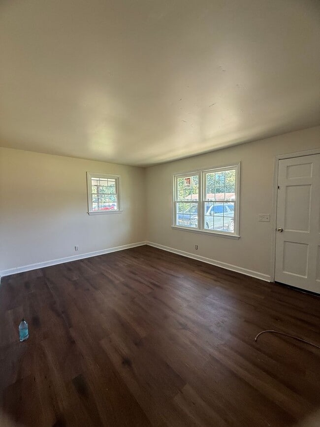 Building Photo - Renovated Home
