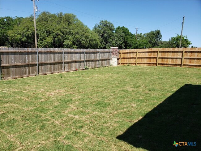Building Photo - 5906 Blackstone Dr