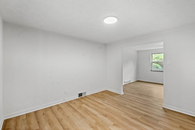 Building Photo - AVAILABLE OCT 1ST!! GORGEOUS 2 BEDROOM HOU...