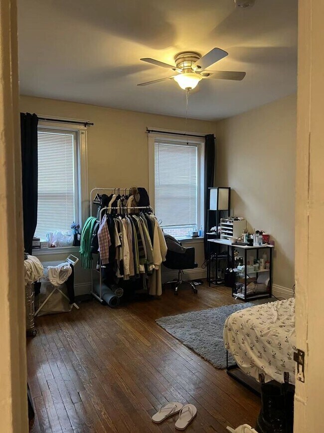 Building Photo - 2 Bed Split (Or 1-Bed with Living Room) w ...