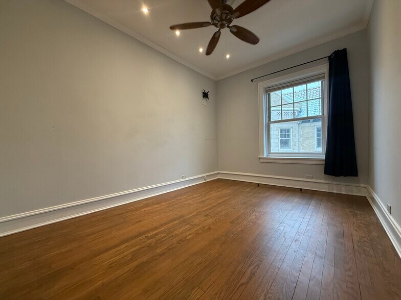 Building Photo - 534 W Brompton Ave