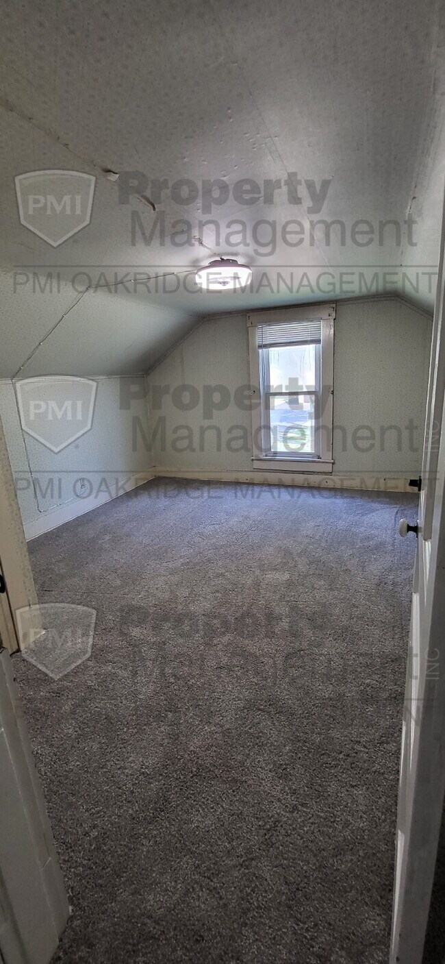Building Photo - Country 3 Bedroom Apartment with Detached Garage