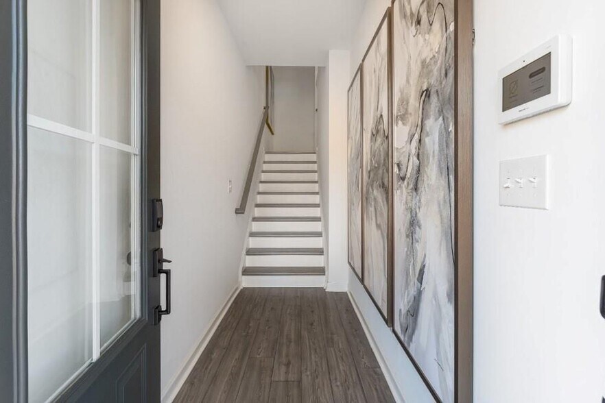 Building Photo - 521 Meadows Ln