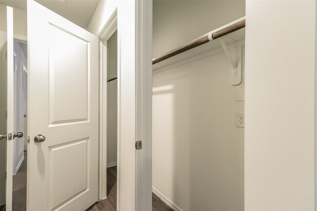 Building Photo - 2134 Middle Rdg Dr
