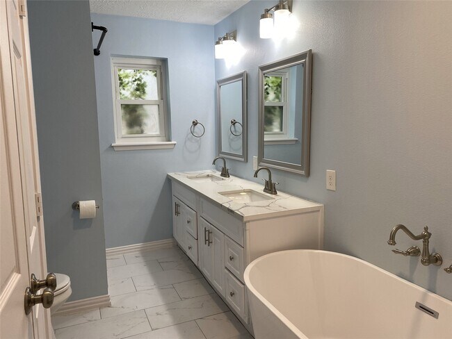 Building Photo - 511 Rosewood Dr