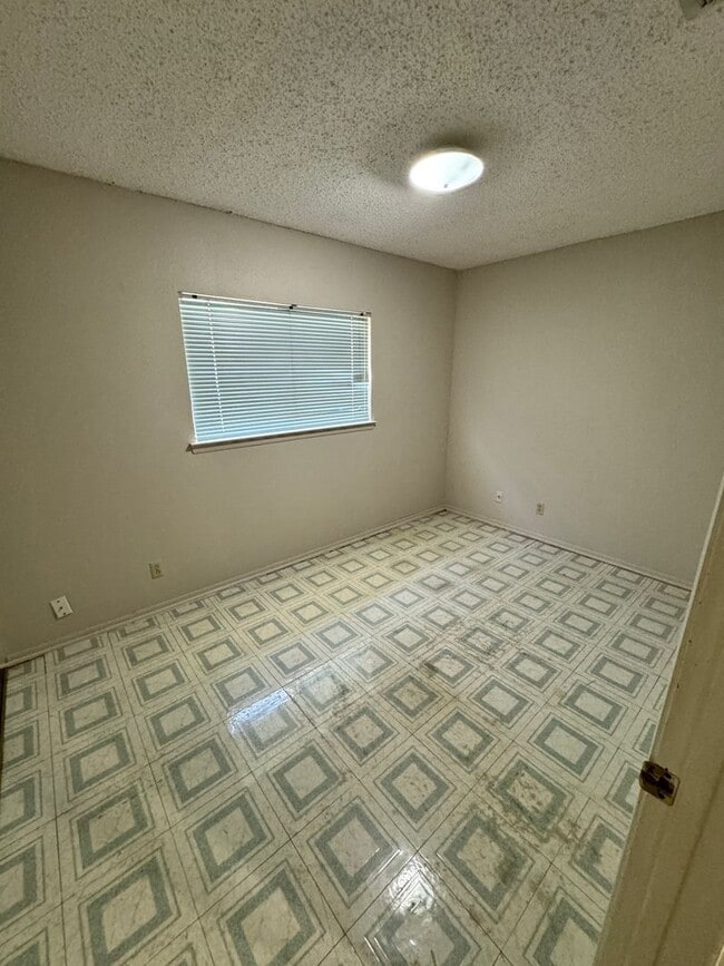 Building Photo - Ready For Move In! Roomy 2 bedroom 1 bath ...
