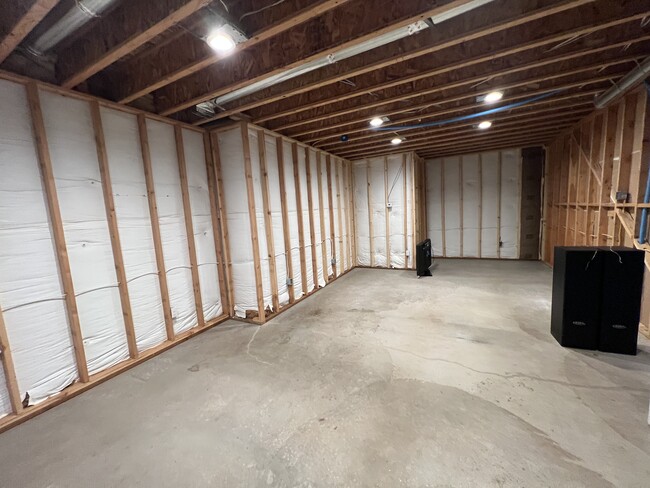 Building Photo - 5974 Robinson Ln