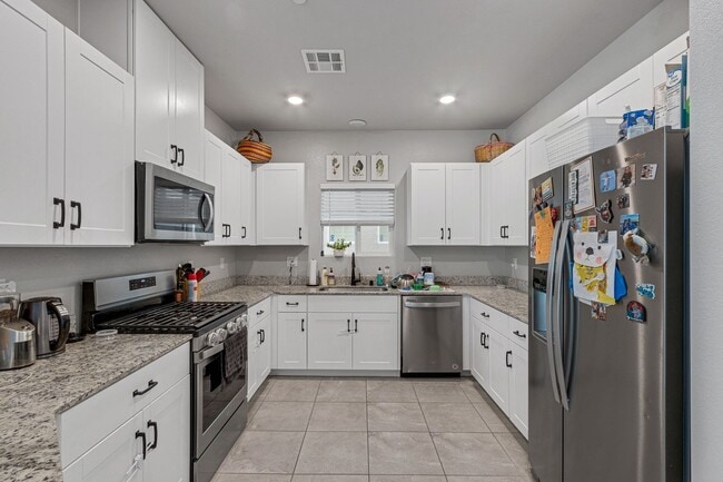 Building Photo - GORGEOUS TOWNHOME BUILT IN 2020 LOCATED IN A GATED COMMUNITY!