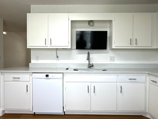 Building Photo - 6020 Scotchwood Glen
