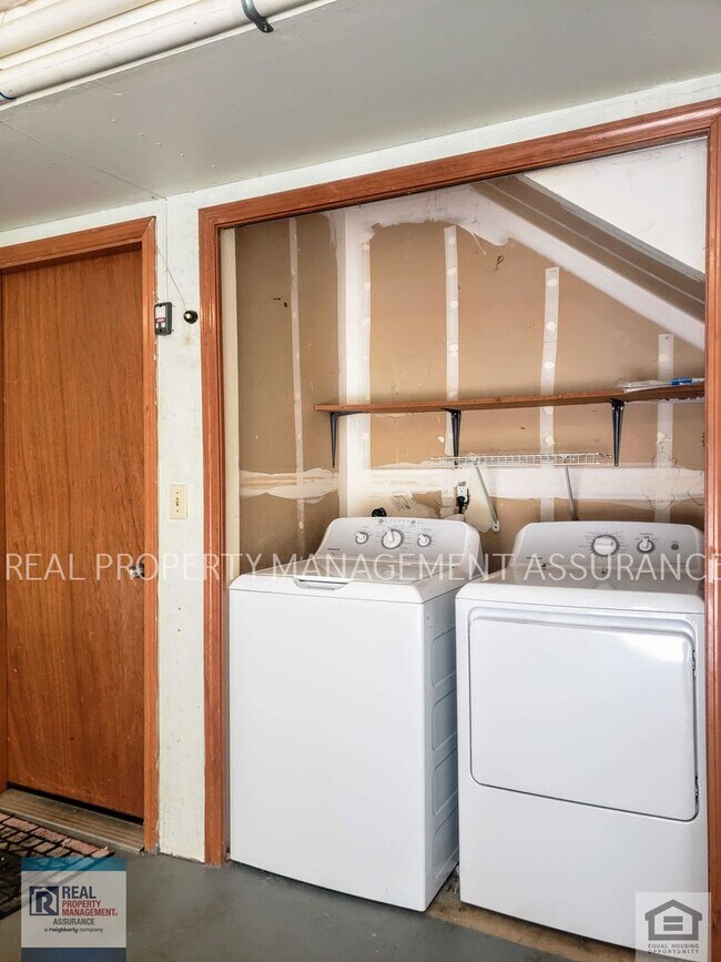 Building Photo - Charming 3 Bedroom Home With A 2 Car Garage!!