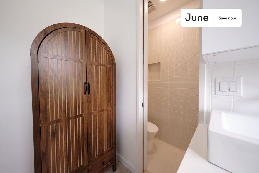 Building Photo - 624 E 17th St