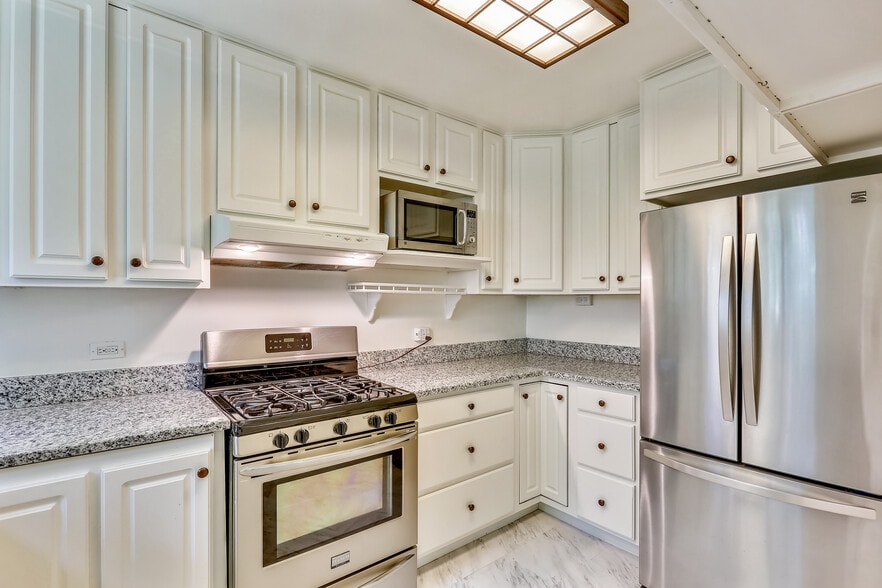 Stainless-steel appliances - 10412 Montrose Ave