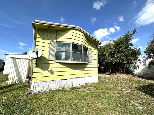 Building Photo - FIRST MONTH RENT FREE! Cute and Quiet 2/2 in N. Ft. Myers
