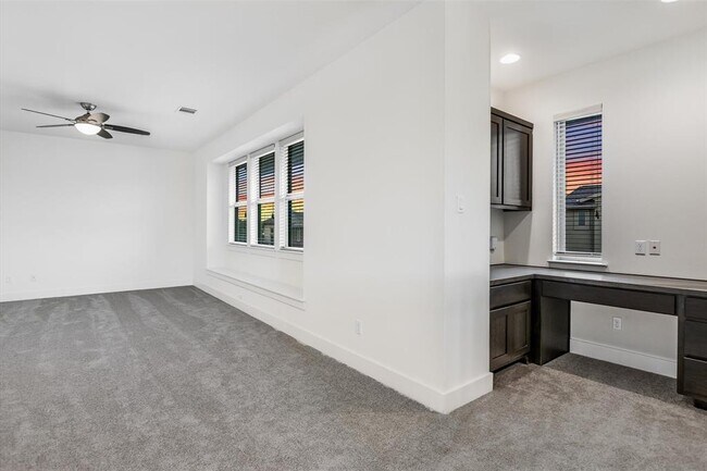 Building Photo - 301 Jeffrey David Ln W