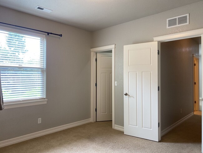 Building Photo - Start a Lease by 2/28/25 and pay $2,800 fo...