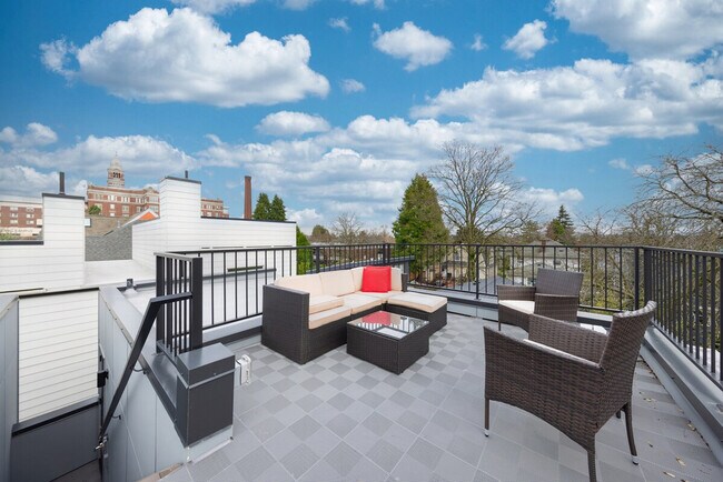 Building Photo - 305 18th Ave