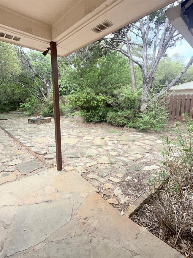 Building Photo - 611 Rolling Green Dr