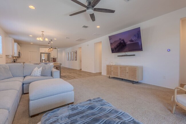 Building Photo - 3 Bedrooms, 2.5 Bathrooms