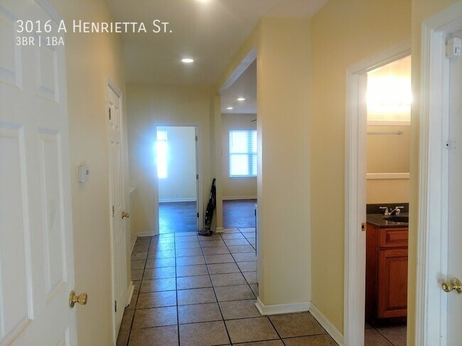 Building Photo - Huge 3br/1ba 2nd Floor Apartment in Heart ...
