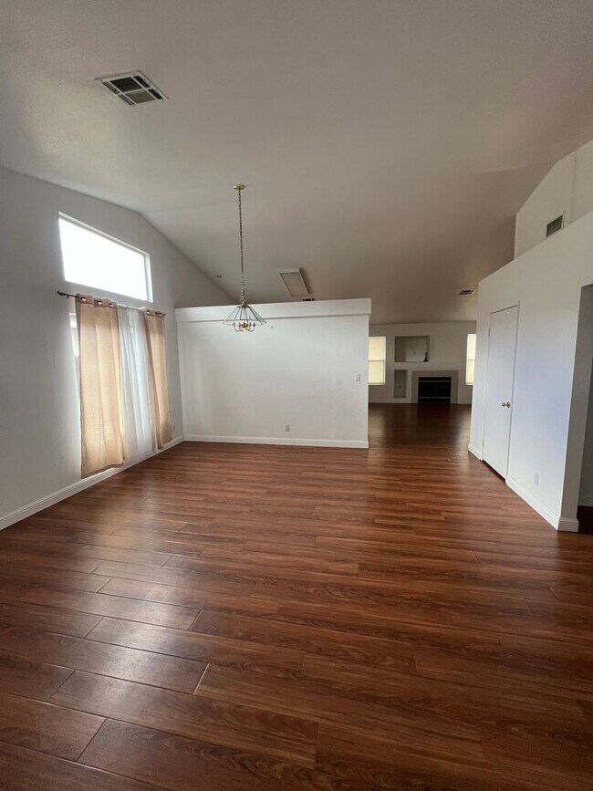 Building Photo - 5911 Golden Sunset Ct