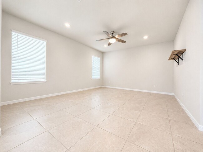 Building Photo - Welcome home to refined family living in this 3Bedrooms / 2.5Baths residence in Tohoqua!