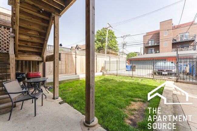 Building Photo - 2146 W Chicago Ave