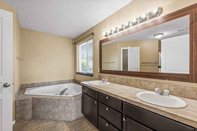 Building Photo - Spacious Corner Lot Home Near JBLM | 4 Bed...