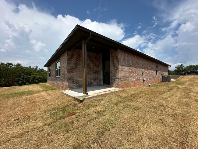 Building Photo - Open Floor Plan 4 Bed 2 Bath Home in Newalla on 1.31 Acre Lot!