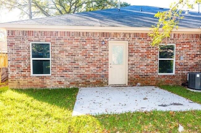 Building Photo - 507 E Foley St