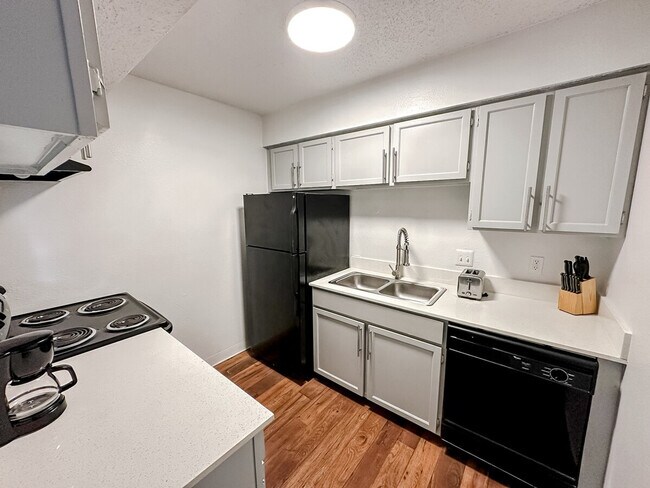 Building Photo - 1071 Clayton Ln