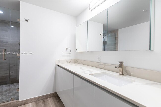 Building Photo - 1300 Brickell Bay Dr