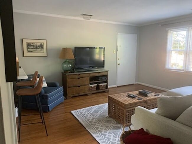 Building Photo - Check out this CHARMING 1BR/1BA Now Availa...