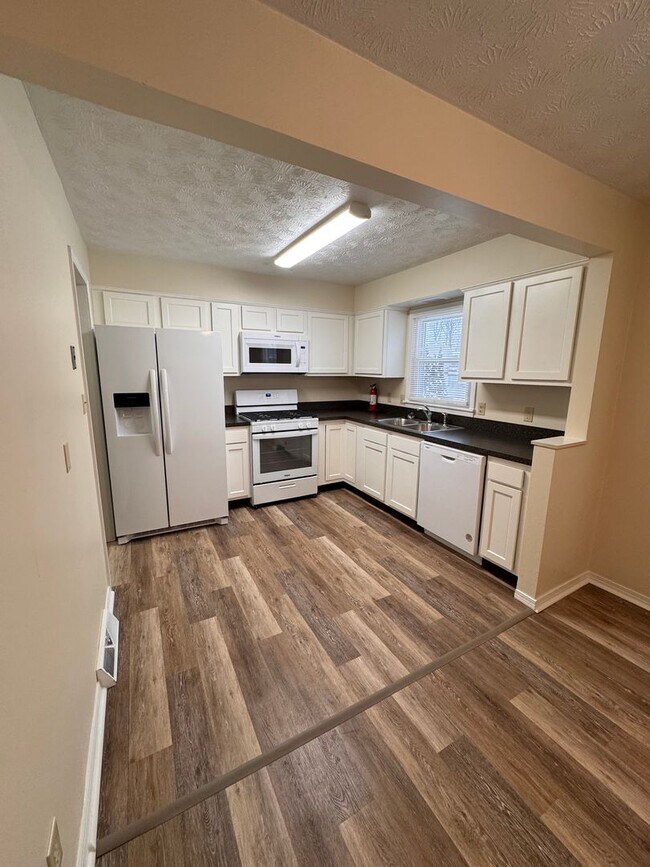 Building Photo - 2239 Woodland Trce
