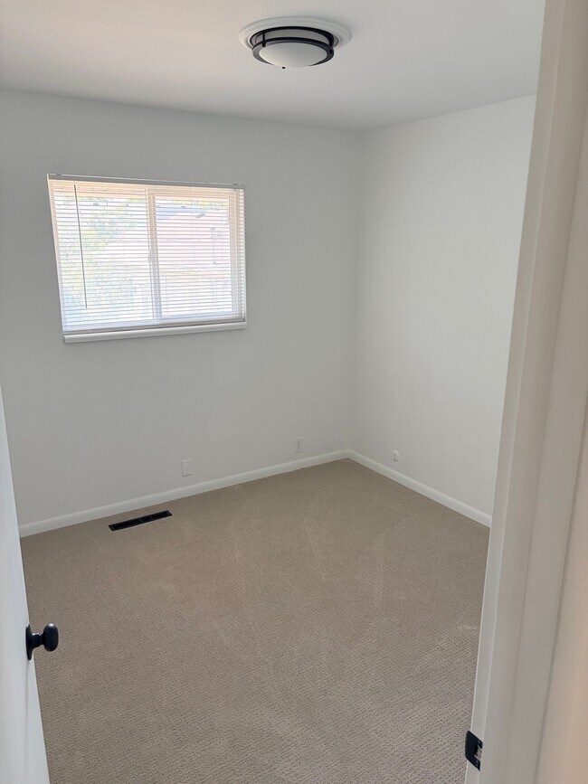 Building Photo - 2258 Claybourne Ave S