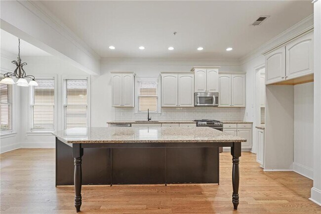 Building Photo - 232 Hunt St NE