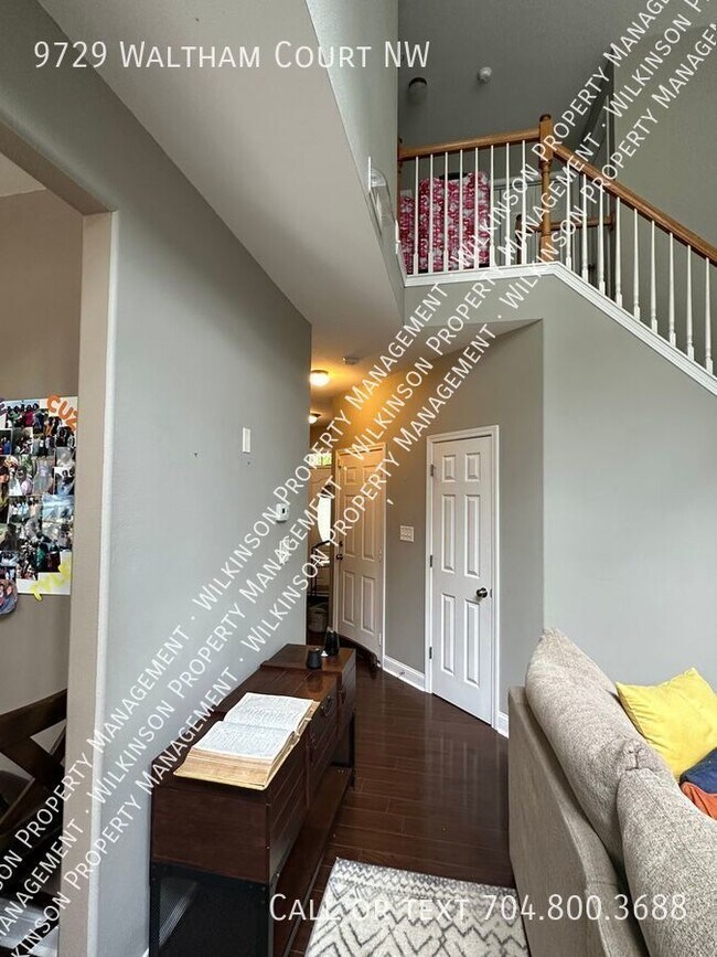 Building Photo - Pet Friendly Home in Very Desirable Highla...