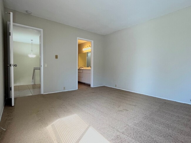 Building Photo - Upgraded 3 Bed 1.5 Bath Condo in Mira Mesa