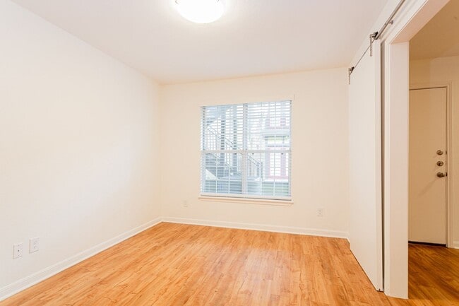 Building Photo - Beautiful and Cozy 1 Bedroom 1 Bathroom Ho...