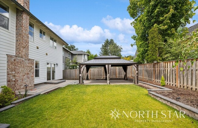 Building Photo - Westlake Traditional with Private, Level B...